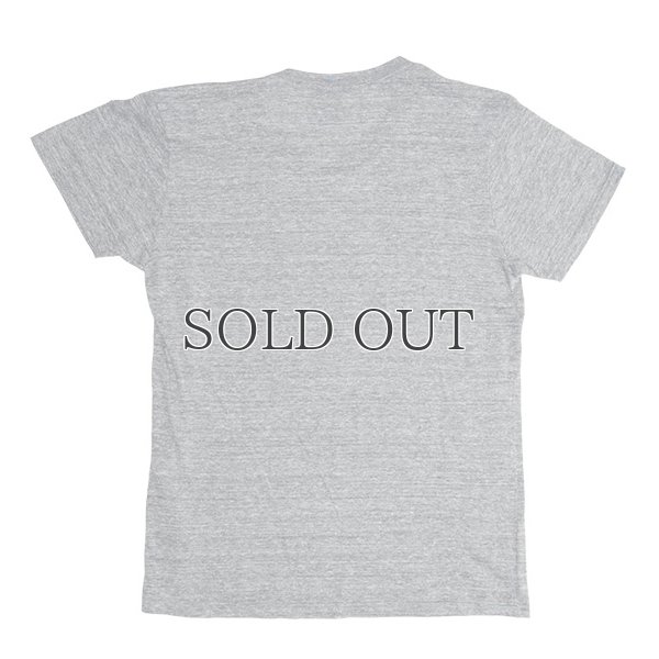 画像9:  UCLA"Sleepy Bear"コットン/三素材混カレッジプリント半袖VネックTシャツ / Audience