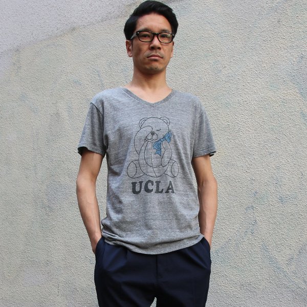 画像2: 【RE PRICE / 価格改定】 UCLA"Sleepy Bear"コットン/三素材混カレッジプリント半袖VネックTシャツ / Audience