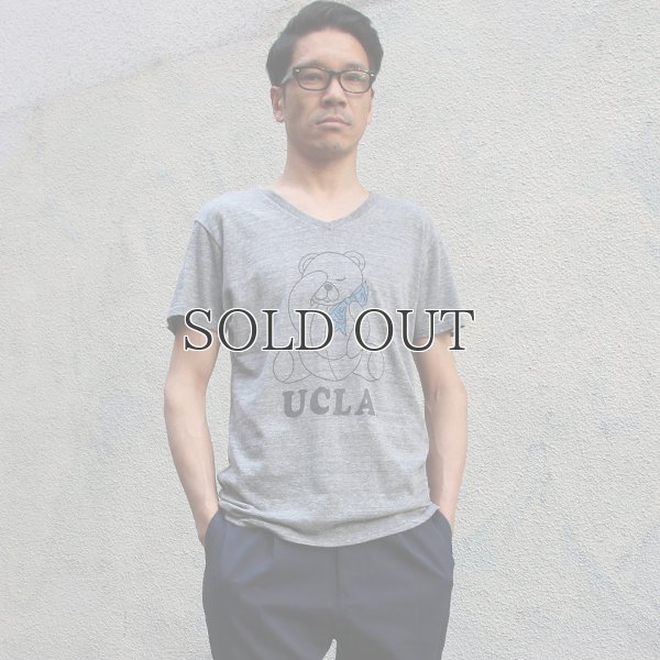 画像7:  UCLA"Sleepy Bear"コットン/三素材混カレッジプリント半袖VネックTシャツ / Audience