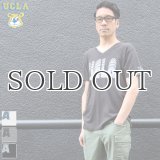  UCLA"UCLA"ロゴ三素材混カレッジプリント半袖VネックTシャツ / Audience