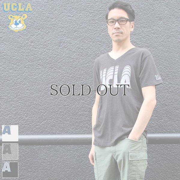 画像1:  UCLA"UCLA"ロゴ三素材混カレッジプリント半袖VネックTシャツ / Audience