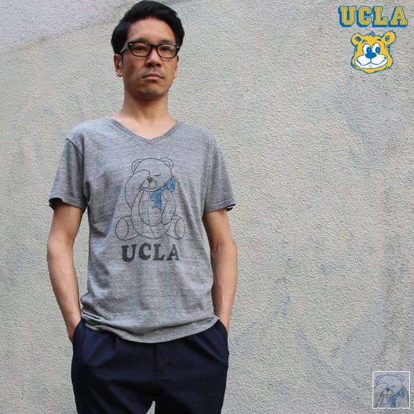 画像1: 【RE PRICE / 価格改定】 UCLA"Sleepy Bear"コットン/三素材混カレッジプリント半袖VネックTシャツ / Audience