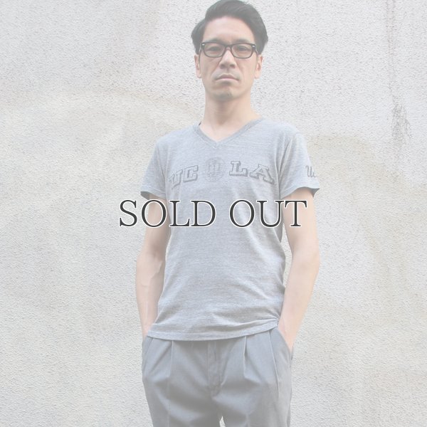 画像7:  UCLA"UCLA"ロゴ三素材混カレッジプリント半袖VネックTシャツ / Audience