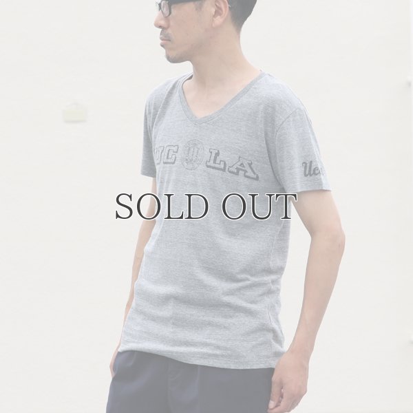 画像3:  UCLA"UCLA"ロゴ三素材混カレッジプリント半袖VネックTシャツ / Audience