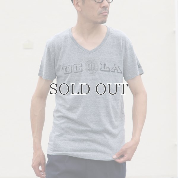 画像5:  UCLA"UCLA"ロゴ三素材混カレッジプリント半袖VネックTシャツ / Audience