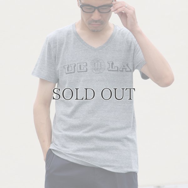 画像6:  UCLA"UCLA"ロゴ三素材混カレッジプリント半袖VネックTシャツ / Audience