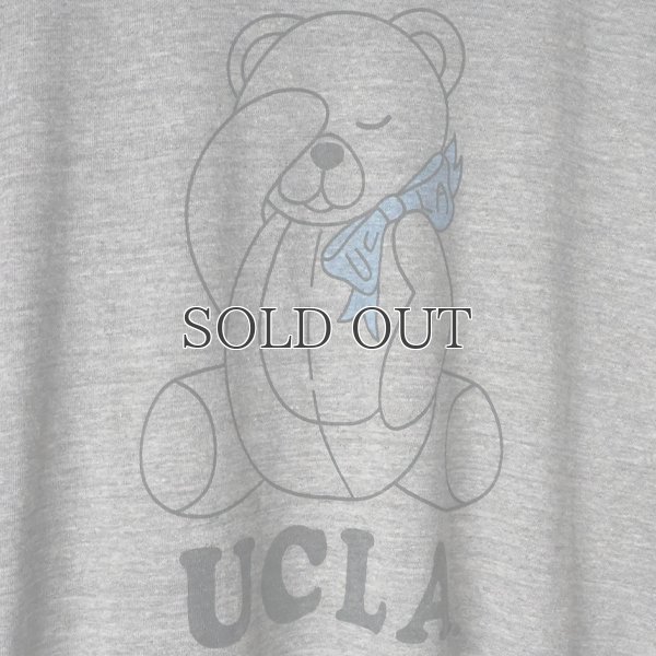画像6:  UCLA"Sleepy Bear"コットン/三素材混カレッジプリント半袖VネックTシャツ / Audience