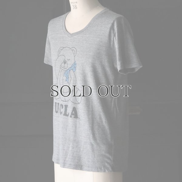 画像3:  UCLA"Sleepy Bear"コットン/三素材混カレッジプリント半袖VネックTシャツ / Audience