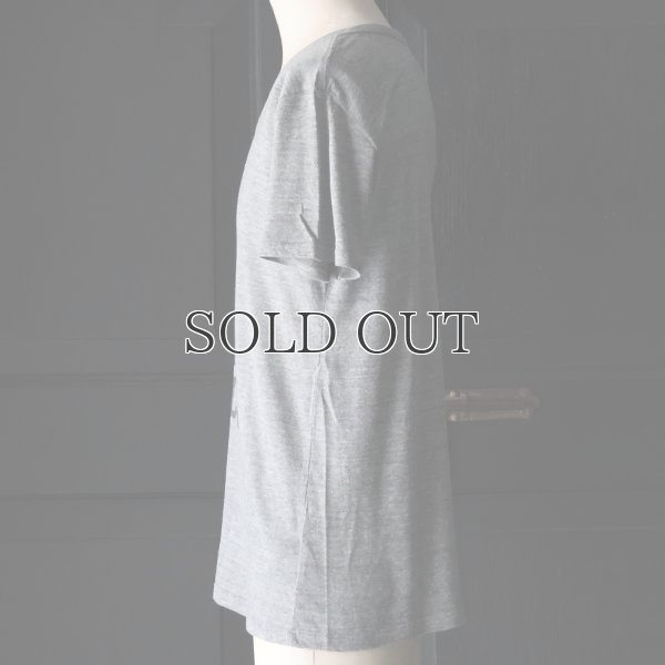 画像4:  UCLA"Sleepy Bear"コットン/三素材混カレッジプリント半袖VネックTシャツ / Audience