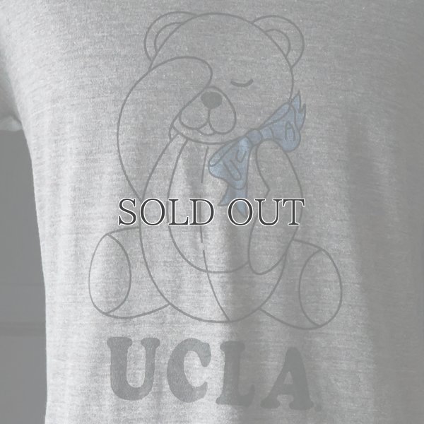 画像5:  UCLA"Sleepy Bear"コットン/三素材混カレッジプリント半袖VネックTシャツ / Audience