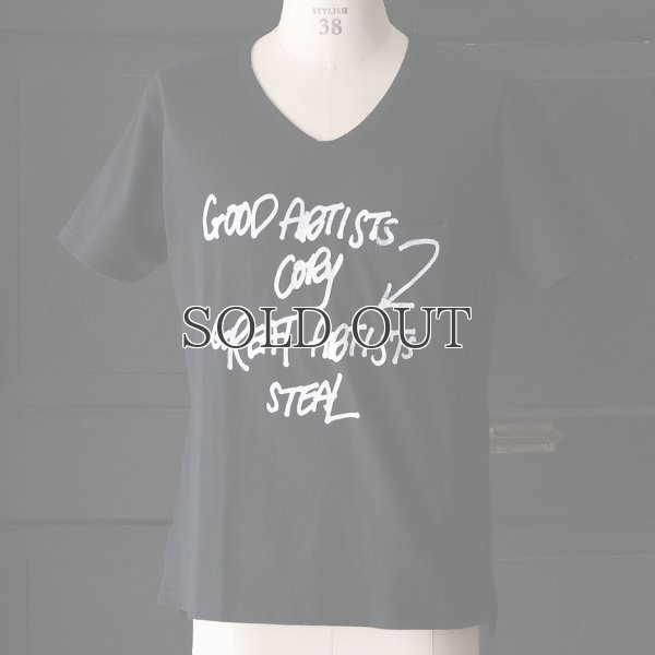 画像2: ラフィー天竺"GOOD ARTISTS..."プリントポケット付きVネックT【MADE IN JAPAN】『日本製』/ Upscape Audience
