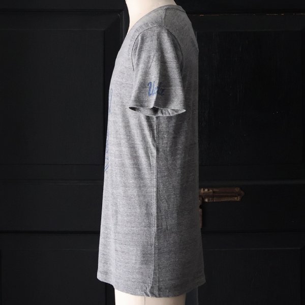 画像4: 【RE PRICE / 価格改定】 UCLA"UCLA"大学ロゴ三素材混カレッジプリント半袖VネックTシャツ / Audience