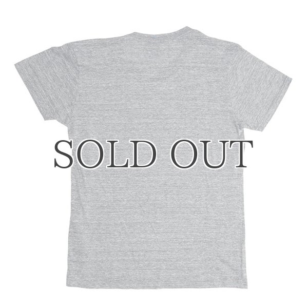 画像9:  UCLA"Sleepy Bear"コットン/三素材混カレッジプリント半袖VネックTシャツ / Audience (9)