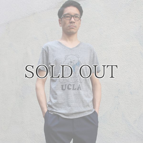 画像7:  UCLA"Sleepy Bear"コットン/三素材混カレッジプリント半袖VネックTシャツ / Audience (7)