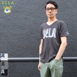 画像1:  UCLA"UCLA"ロゴ三素材混カレッジプリント半袖VネックTシャツ / Audience (1)