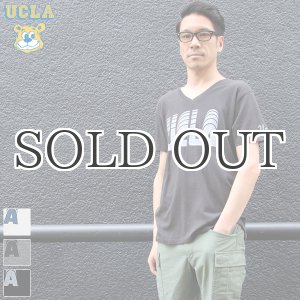 画像:  UCLA"UCLA"ロゴ三素材混カレッジプリント半袖VネックTシャツ / Audience