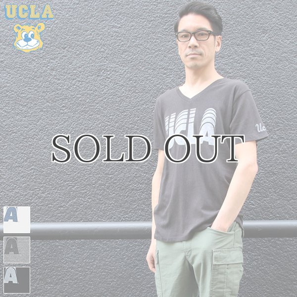 画像1:  UCLA"UCLA"ロゴ三素材混カレッジプリント半袖VネックTシャツ / Audience (1)