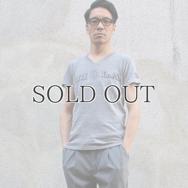 画像7:  UCLA"UCLA"ロゴ三素材混カレッジプリント半袖VネックTシャツ / Audience (7)