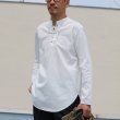 画像7: コットンギャバジンレースアップバンドカラー長袖シャツTEE【MADE IN JAPAN】『日本製』/ Upscape Audience (7)