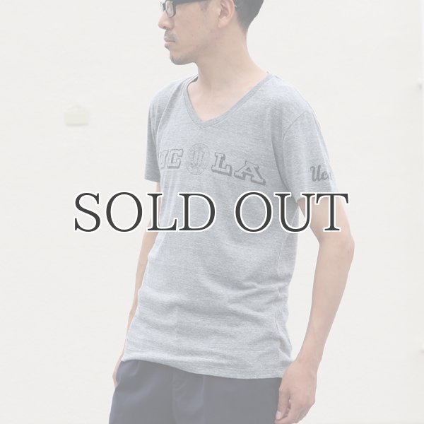 画像3:  UCLA"UCLA"ロゴ三素材混カレッジプリント半袖VネックTシャツ / Audience (3)
