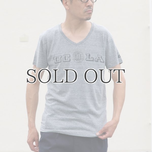 画像5:  UCLA"UCLA"ロゴ三素材混カレッジプリント半袖VネックTシャツ / Audience (5)