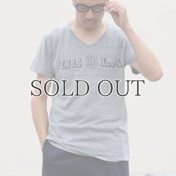 画像6:  UCLA"UCLA"ロゴ三素材混カレッジプリント半袖VネックTシャツ / Audience (6)
