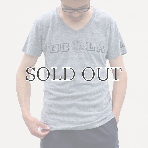 画像4:  UCLA"UCLA"ロゴ三素材混カレッジプリント半袖VネックTシャツ / Audience (4)
