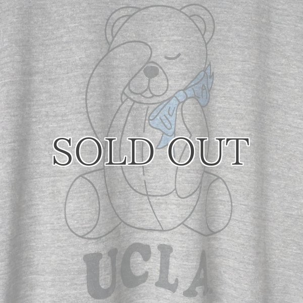 画像6:  UCLA"Sleepy Bear"コットン/三素材混カレッジプリント半袖VネックTシャツ / Audience (6)