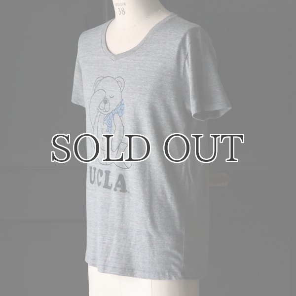 画像3:  UCLA"Sleepy Bear"コットン/三素材混カレッジプリント半袖VネックTシャツ / Audience (3)