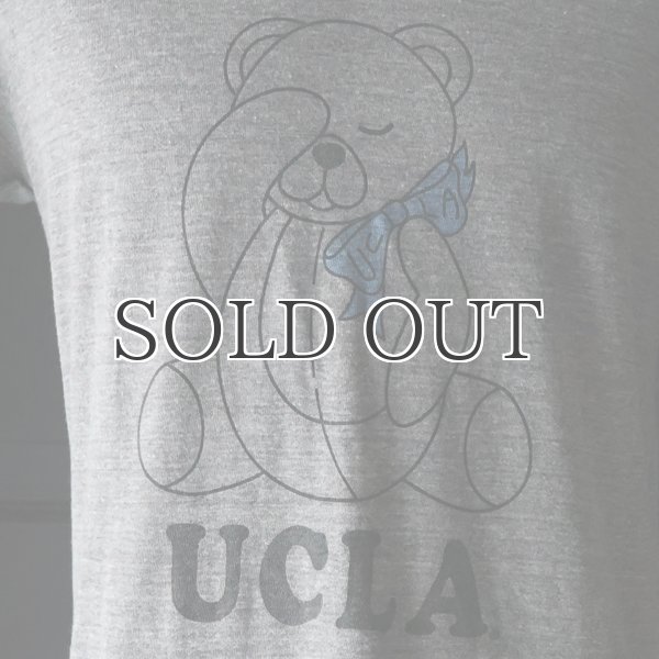 画像5:  UCLA"Sleepy Bear"コットン/三素材混カレッジプリント半袖VネックTシャツ / Audience (5)