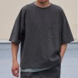 画像4: ピグメント 米綿（USAコットン）16/-天竺（8.45オンス）胸ポケ付き サイドスリット ボクシーAライン ビッグ Tシャツ / Audience (4)