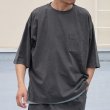 画像3: ピグメント 米綿（USAコットン）16/-天竺（8.45オンス）グラスポケ付き クルーネック ハーフスリーブ ボクシー Tシャツ / Audience (3)