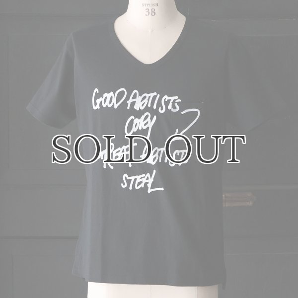 画像2: ラフィー天竺"GOOD ARTISTS..."プリントポケット付きVネックT【MADE IN JAPAN】『日本製』/ Upscape Audience (2)