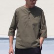 画像2: コットンクロス C/Nヘンリー コンチョ釦 7分袖シャツ【MADE IN JAPAN】『日本製』 / Upscape Audience (2)