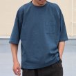 画像3: ピグメント 米綿（USAコットン）16/-天竺（8.45オンス）グラスポケ付き クルーネック ハーフスリーブ ボクシー Tシャツ / Audience (3)