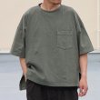 画像8: ピグメント 米綿（USAコットン）16/-天竺（8.45オンス）胸ポケ付き サイドスリット ボクシーAライン ビッグ Tシャツ / Audience (8)