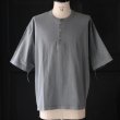 画像2: ピグメント 米綿 (USAコットン) 16/-天竺 ( 8.45オンス) 3ボタン ヘンリーネック Tシャツ / Audience (2)